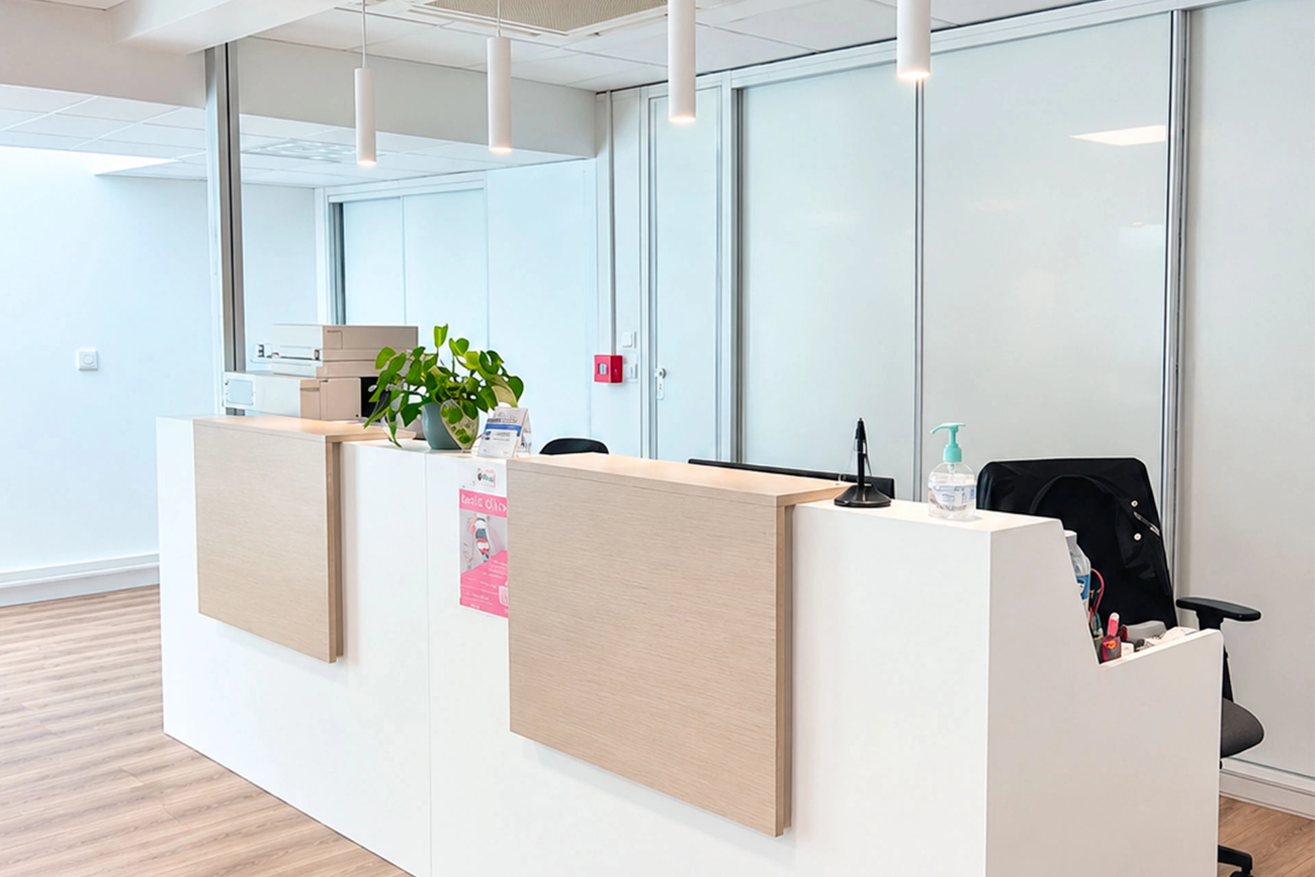 Photo de la banque d'accueil du centre de santé du Marais de Valenciennes