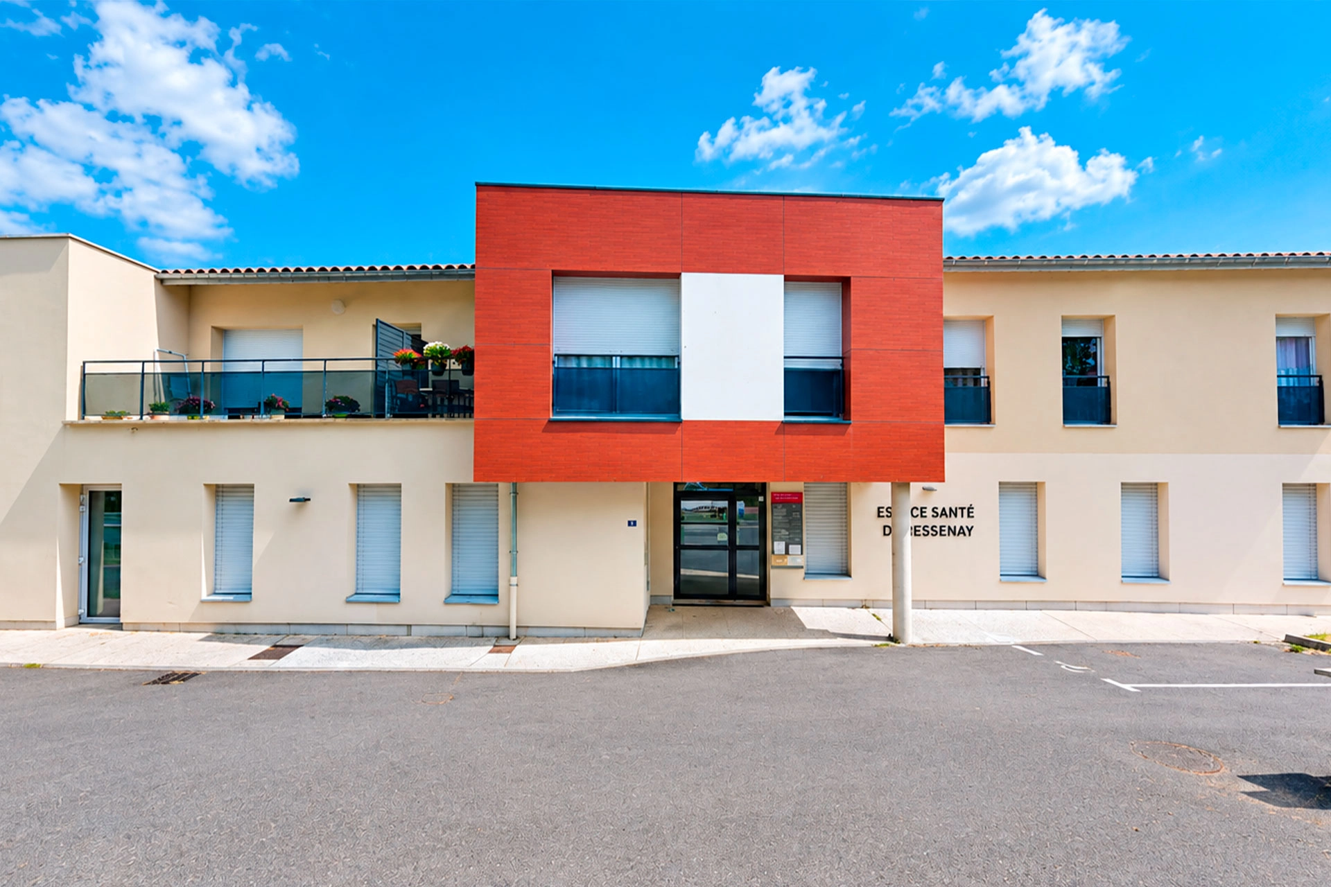 Photo du bâtiment espace santé de Bessenay dans lequel se trouve le centre de santé Médéor de Bessenay
