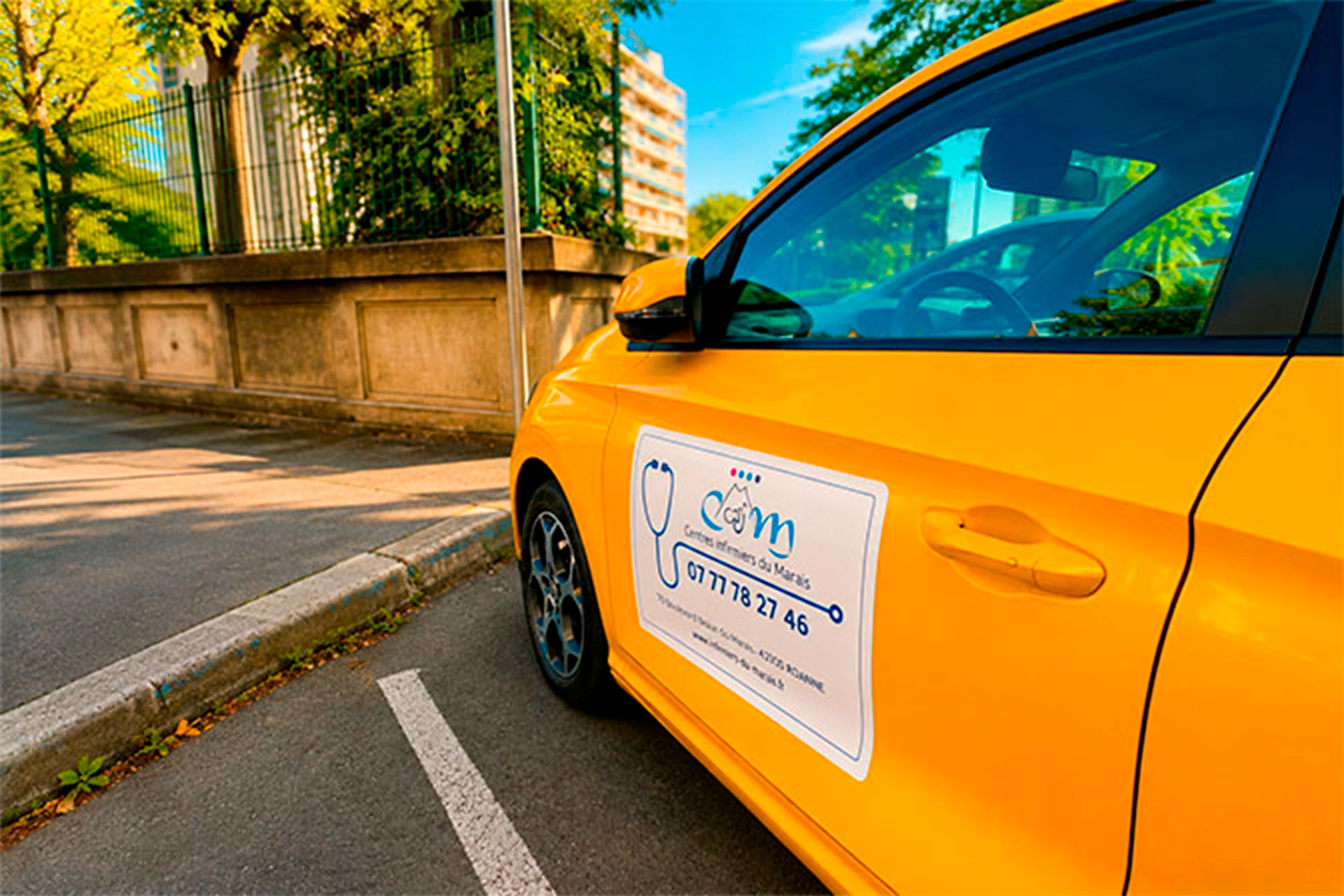 Photo de la voiture de fonction du centre infirmiers du Marais de Roanne (MG 3 jaune)