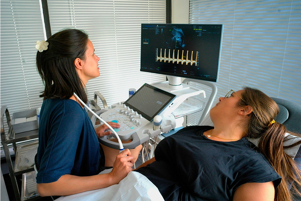 Photo d'une sage-femme réalisant une échographie de grossesse